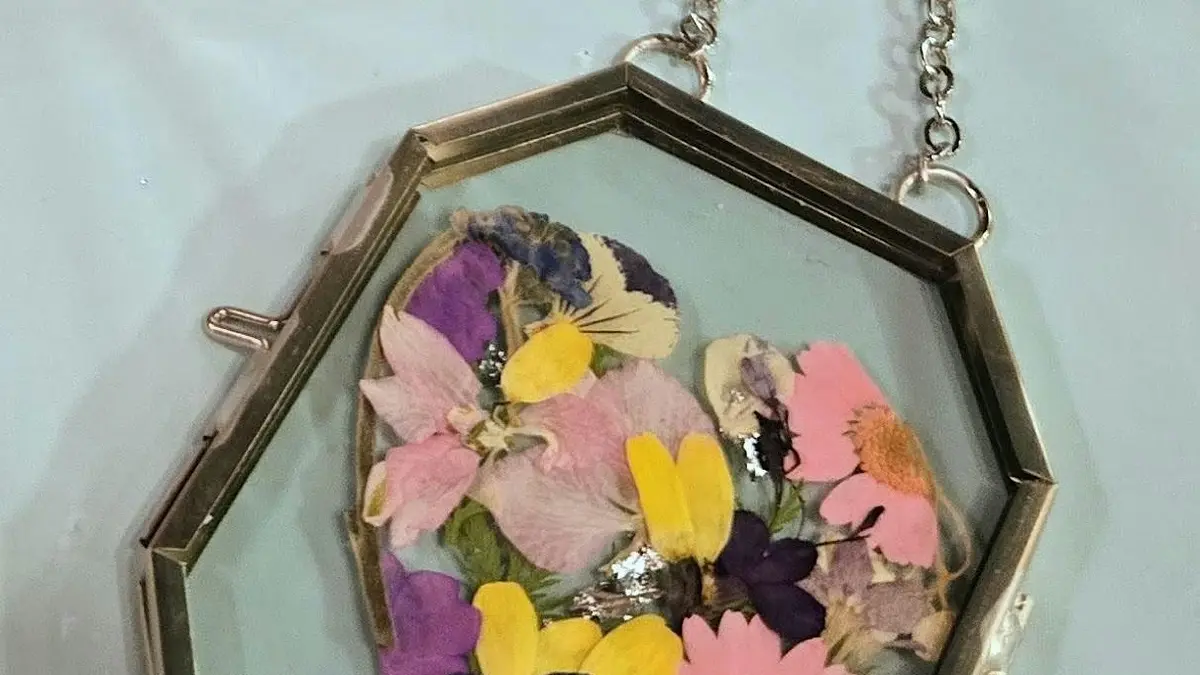 The Art of Preserving Flowers - Pressed Petals & Garden Treasures