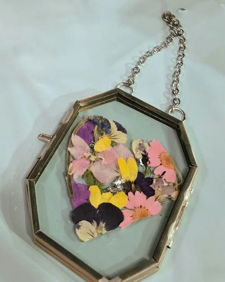 The Art of Preserving Flowers - Pressed Petals & Garden Treasures